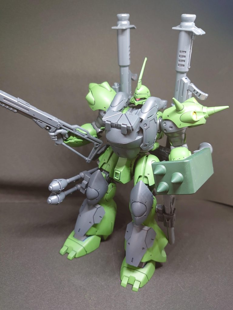 SDに付属してた追加装甲版が元ネタそれをHGにて自分なりにアーマーを組んでみました。ちょっと甲冑を意識した丸みのあるシルエットです