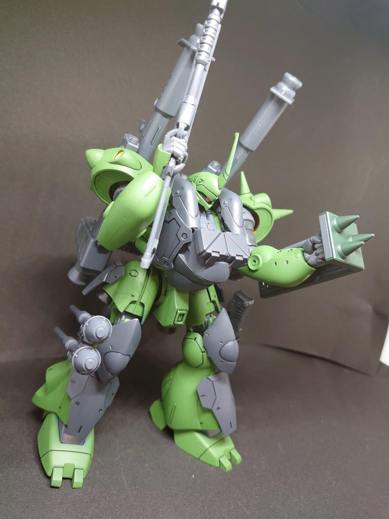 装甲の脆弱性を補うべく機動性を少々犠牲にして追加装甲を装着継戦能力を向上させたという設定です