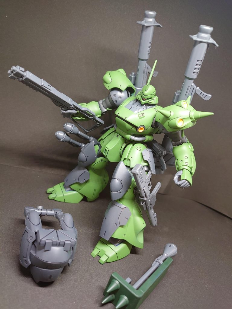 マシンガンとナックルシールドも追加銃火器を扱う際、腕部の可動範囲を下げないよう腕部の追加装甲は止めました胸部装甲は脱げます脚の追加装甲は3mm穴を開けて接続してます