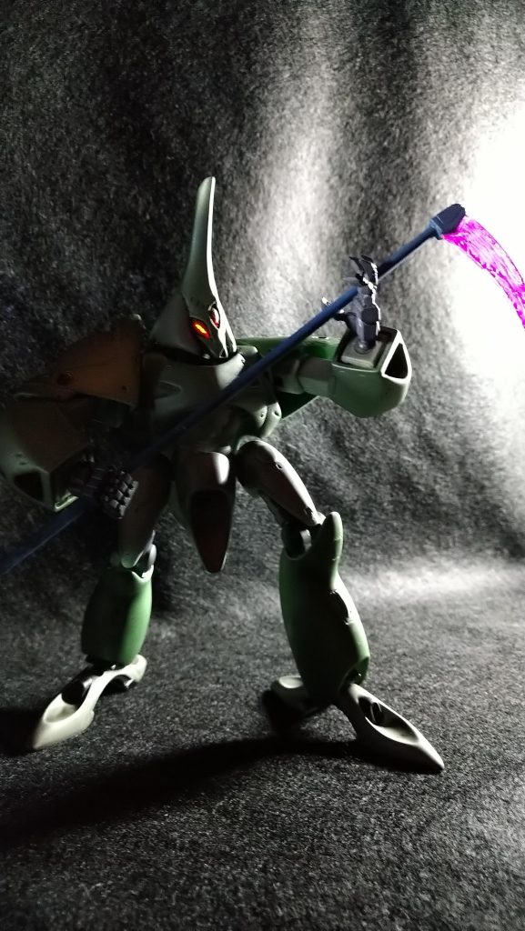 LEDを頭に仕込み、目をクリアパーツに置き換え、光るようにしました。武器はキットに付いてるのが緑一色のプラパーツだったので、プラ棒、パテ、クリアUVレジンで作成しました。