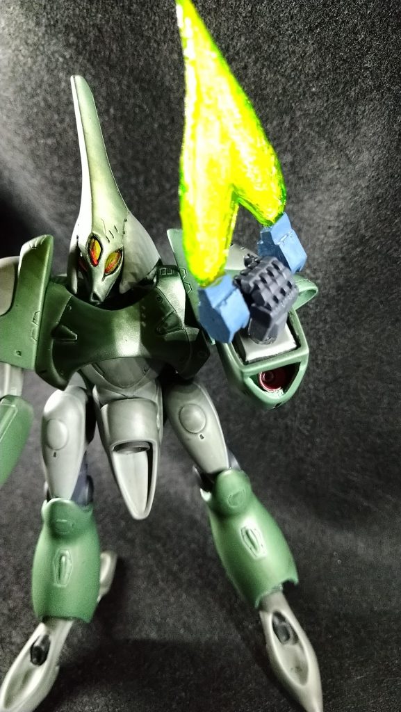 箱絵にあるディテールがキットには皆無だったので、筋彫りしたり、袖口を延長したり、穴を開けてバーニア仕込んだり。