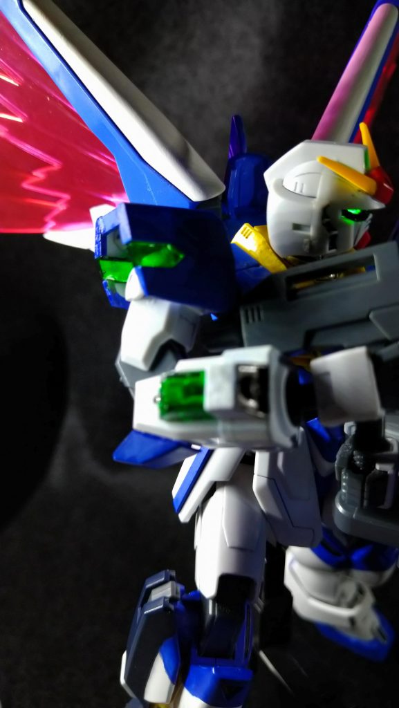 ショルダーアーマーと前腕のクリアパーツはお湯まるとUVレジンで複製したのをマッキーの緑で塗ってます。今思えばマッキーってw