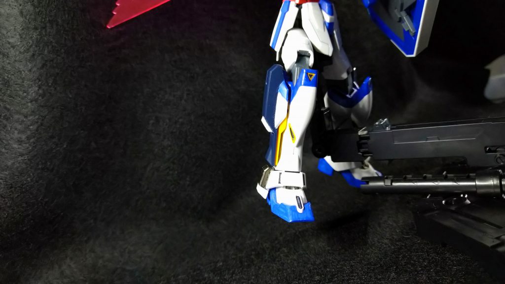 脚のこの形と塗り分けが大好き。