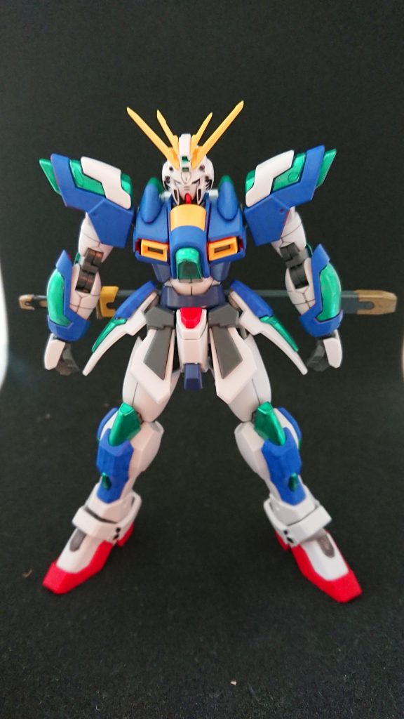 そして、カラーリング変更のみだとこうなりました。これだと撮影角度から見ると上半身だけが目立ち、チキンレッグに見えてしまった。ここで救世主、ブレイジングガンダムを購入。頭部と腰部だけを先行して作成して差し替えた結果、メイン画像の通りになりました。