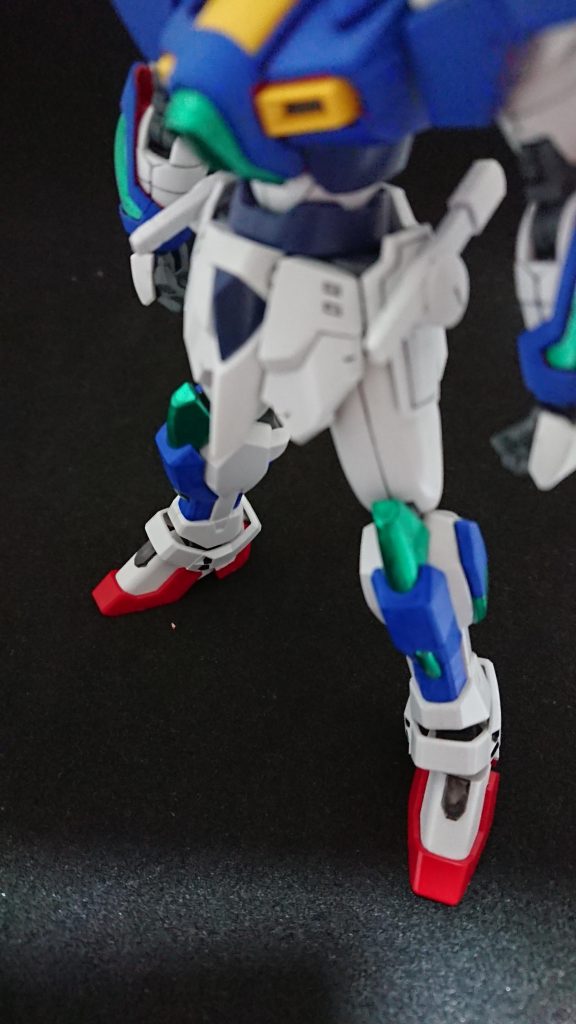 まずは脚部。トライバーニングガンダムを使用。カラーリングは成型色をベースに、クリアパーツをメタリックグリーンに変更。更に脚部前面と脹脛をブルーに塗装し、あまり多色過ぎない程度に。ベース色を変えずに塗装を加え、尚且つ格闘タイプから離れたスタイリッシュさを強調。