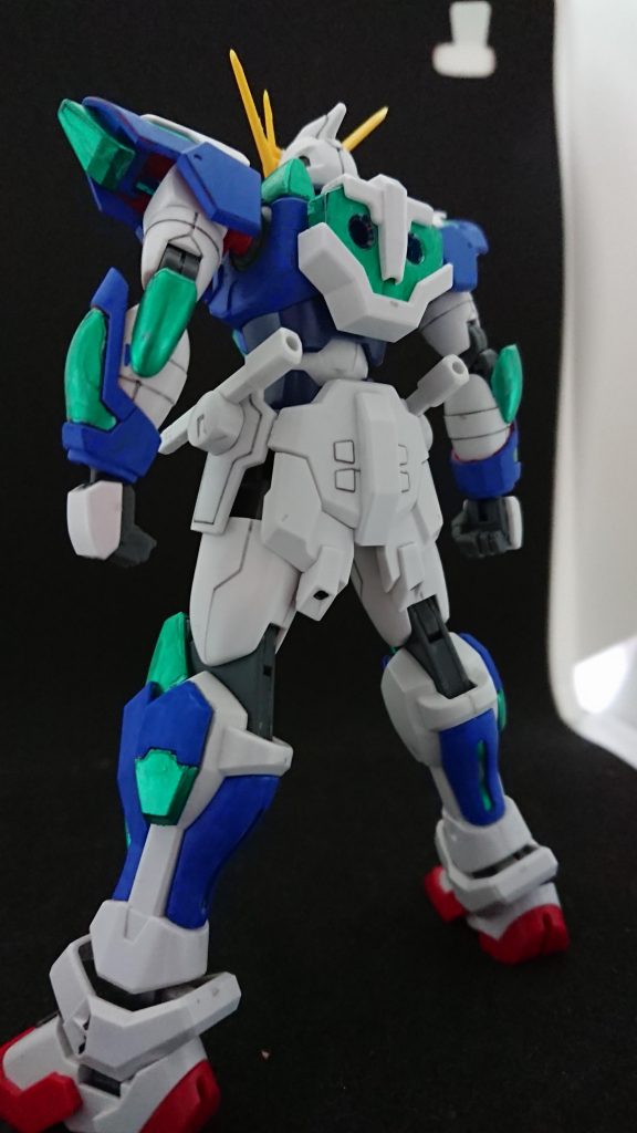 最後に背面。バックパックは、胸部と共にトライバーニングガンダムから流用。カラーリングの変更を極力抑え、グレー系のバックパックにせず、カラーリング変更だけで済ませられるように。背面のパーツ選定1つで、どの角度から見ても明るい印象を与えられるように工夫しました。