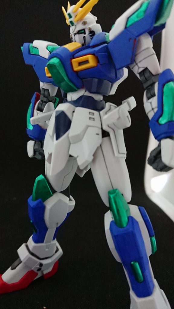 続いて上半身及び腰部。ベース色が上半身と下半身で分かれているイメージがあったため、赤の成型色を全て青に。イメージしている通りのカラーリングになったため、赤→青クリアパーツ→メタリックグリーンに全て変更。組み替える際に、流線形のパーツと多面成型のパーツを使い、シルエットが崩れないように注意しながらパーツ選定。腰部はブレイジングガンダムから。