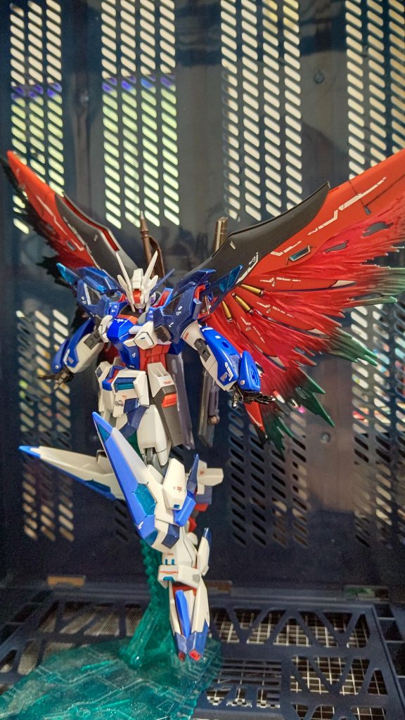 光の翼展開!ガンダムマーカーロイヤルメタレッドとメタリックピンク、先端のほうはルミナスメタグリーンで塗装し、光沢仕上げで作業しました