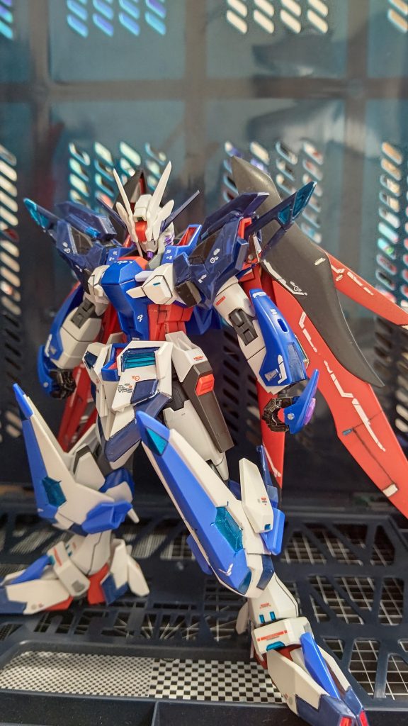 武器無し正面になります。所々、塗装が剥げかけてますがご容赦ください。ガンダムデカールはRGデスティニーガンダムのものを使用しました。