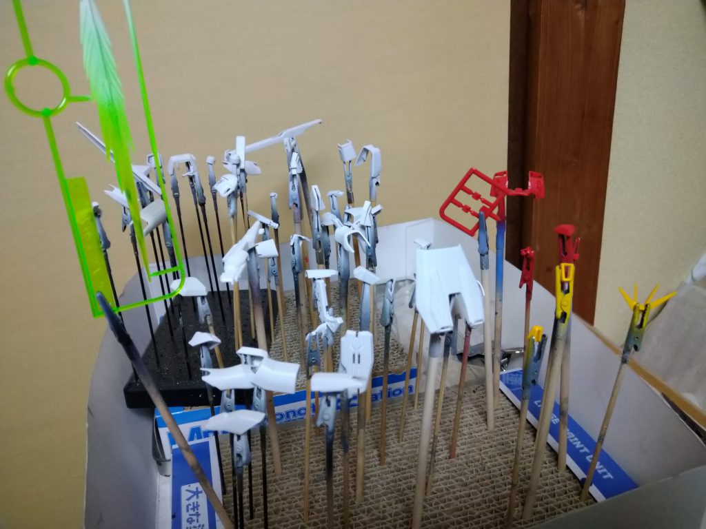 大半がエアブラシ+缶スプレー塗装でサーベルはグラデーション入れました。