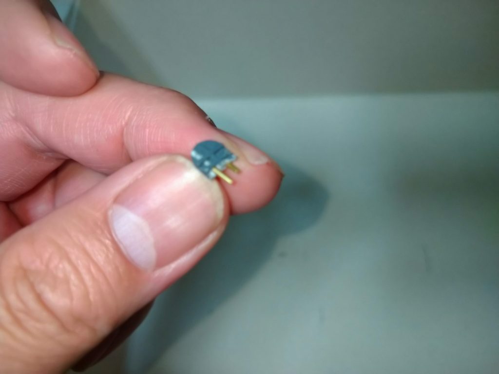 サテライトキャノン接続軸を折りました。1mmピンバイスで2箇所穴あけをし、0.8mm真鍮線を通して補強。