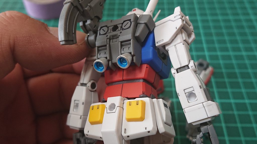 バーニアを劇中の噴射している感じに塗装しました。