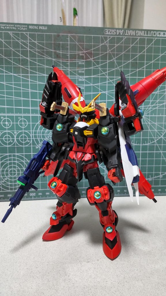 フロントショットです。赤と黒のカラーリングで武者ガンダムぽい感じにしました。