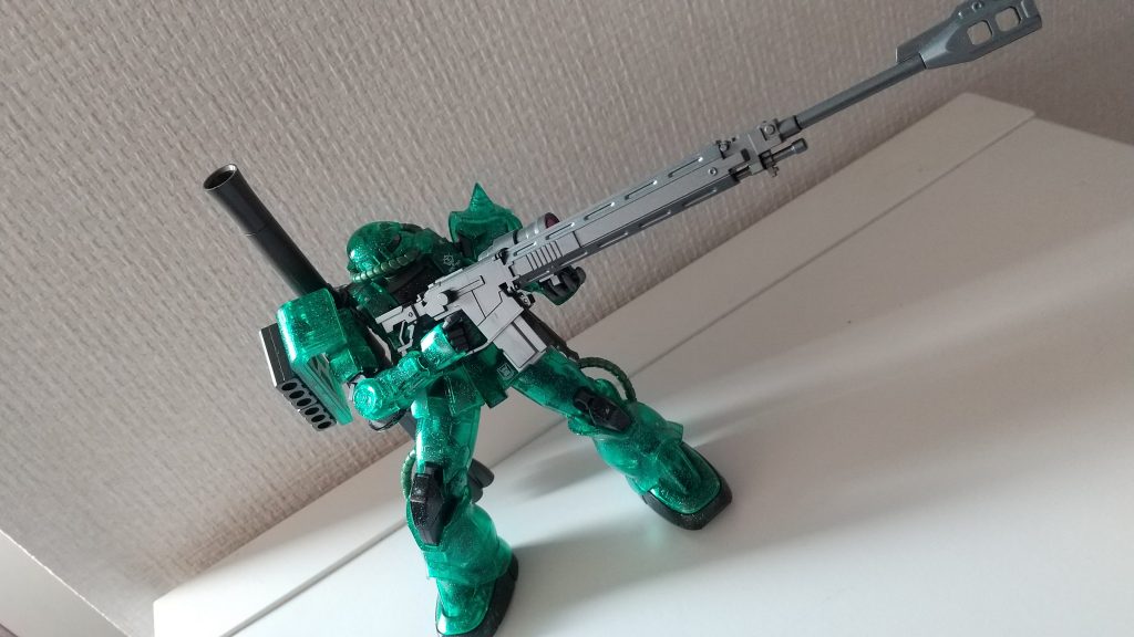 ザクⅡは「誕生　赤い彗星」の限定ガンプラ。対艦ビーム・ライフル装備でディスプレイすることにしました。