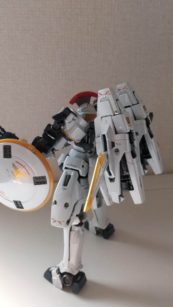 騎士のような高貴さと力強さを兼ね備えたデザイン。平手で民衆に挨拶する、堂々としたポーズが好きです。