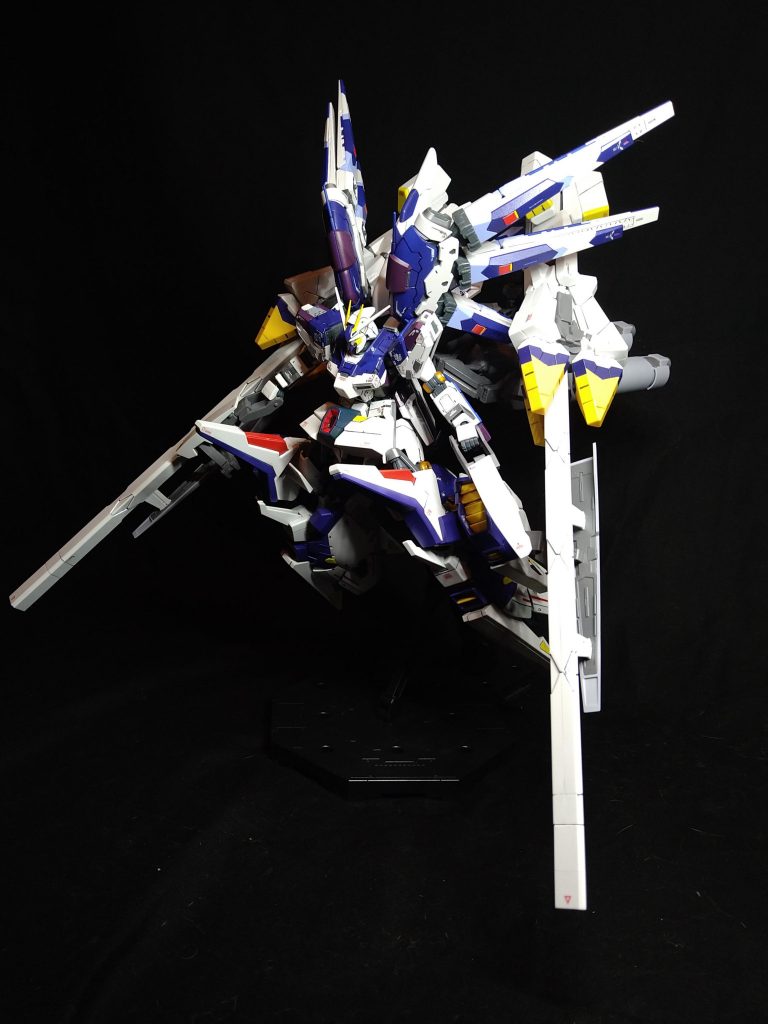 前面主兵装は自由に角度を付けたポージングの為に付け根を改造し、フレキジブアームを付けた