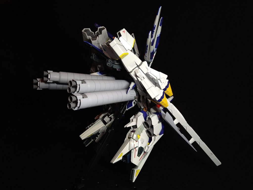 側面足の追加ユニットは干渉する内部を切り落とし、Hi-νの足が収まるように加工した