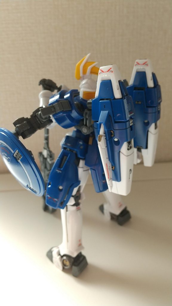 トレーズ・クシュリナーダ様…このポーズが最高に決まってます。トレーズ・クシュリナーダのフィギュアは、台に片足を載せて手を上げている、あのポーズを再現。いろいろと楽しいキットです。