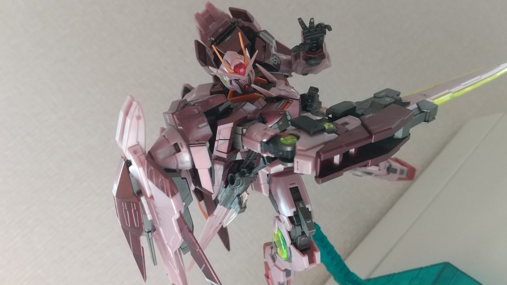 ただ、ダブルオーシリーズは多分初めて手を出したと思います。それまであまり惹かれなかったのですが、作ってみたらめちゃくちゃカッコいいですね。