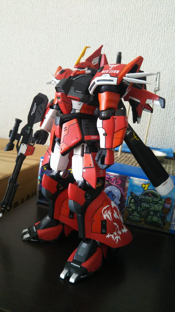 以下、脳内設定です。ご興味ありましたらご覧ください☺️空を飛ぶ鷹に憧れて戦闘機乗りになった男がいた。地球連邦との戦いに参戦した男は、時代の流れに飲まれモビルスーツパイロットへの転向を余儀なくされる。なんとかかんとか一年にも及ぶ戦争を生き延びた男は地球に取り残された残党軍に身を置き、変わらずに空を飛ぶ鷹の姿を煙草を吹かしながら見上げる日々を16年近く過ごしていた。そんなある日、資材を奪うために潜入した連邦軍の旧い基地で鹵獲されたまま放置されていた友軍機を見つける。機体名は【ゲルググJ】狩人と名付けられたＭＳを。男は一目見た瞬間に「こいつで空を飛んでみたい」という願望に捕らわれてしまった。仲間を巻き込んでなんとかその機体を盗み出すことに成功した男は、水陸両用機が主力だった残党軍の補完戦力として、空対空性能を持った戦力が必要だと上官を無理矢理説得する。自ら率先して改修作業に参加し整備員に無理難題を言っては怒られ続けていたが、連邦軍のように潤沢な設備も物資もないなかではたった一体のＭＳを飛ばすことは難しく頭を悩ませていた。使えそうな部品や機体をかき集めて試行錯誤を繰り返しては失敗を重ねる日々が過ぎていくなか、「このパーツで戦闘機でも組んで背中にくくりつけて飛ばしたほうが早そうだなぁ？」と、整備班の一人が何気無く言った冗談に「それだ！」と飛び付き、どうにかこうにか完成させる。いつか見た