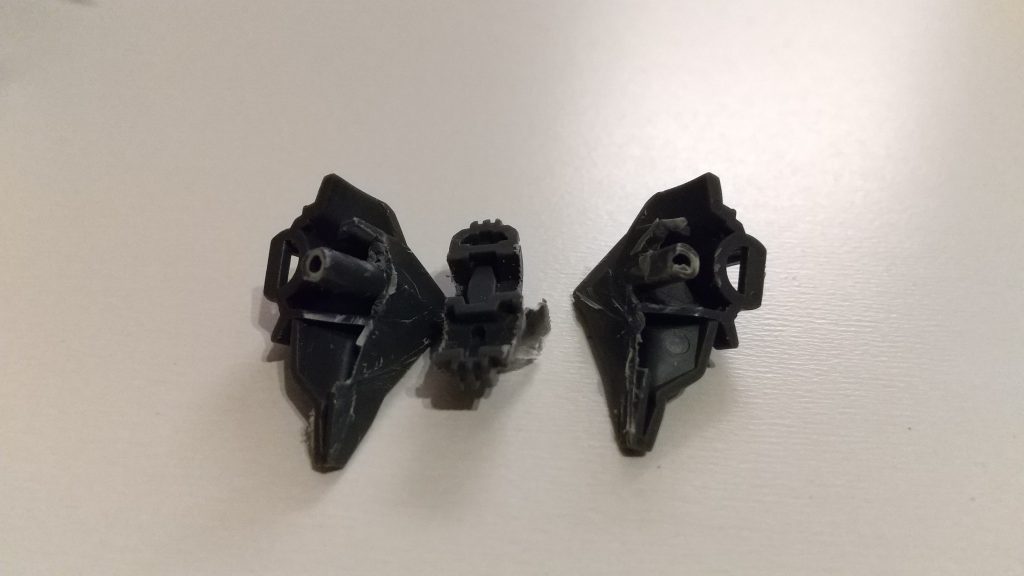 こんな感じで、ダブルリベイクライフルの接続パーツを三枚おろしに。