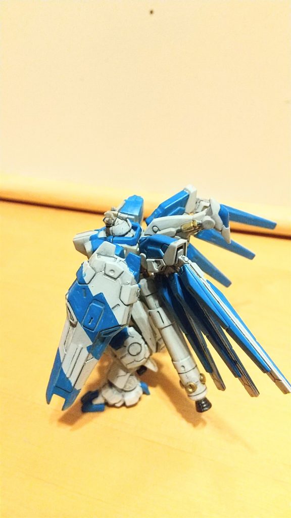 シールドはマスキングしてそれっぽく塗り分けました。ちょっとはみ出しているけど、もう処理は心折れました。タミヤのウェザリングカラー(グレー)で表面に一層だけカバーしてます。アーティファクト特有のモールドにバッチリ入り込んで、かっこいいでしょ!