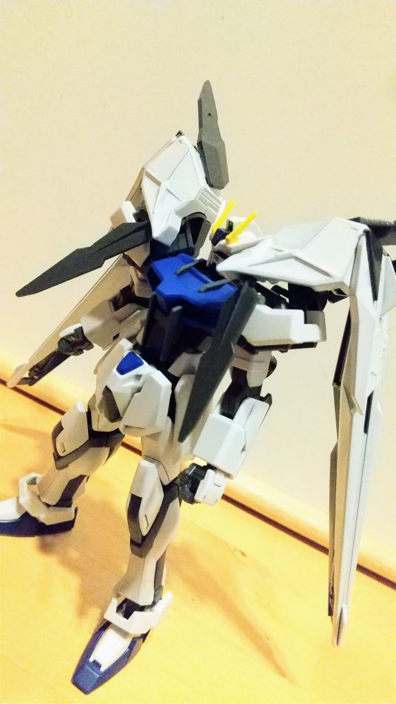 ストライクの赤パーツを濃紺に塗り替え。ダブルリベイクライフルも白をベースに塗装しました。