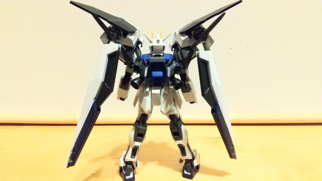 当然、普通には背中につけられないので、バックパックの左右パーツをバラして、ストライクに接着しました。