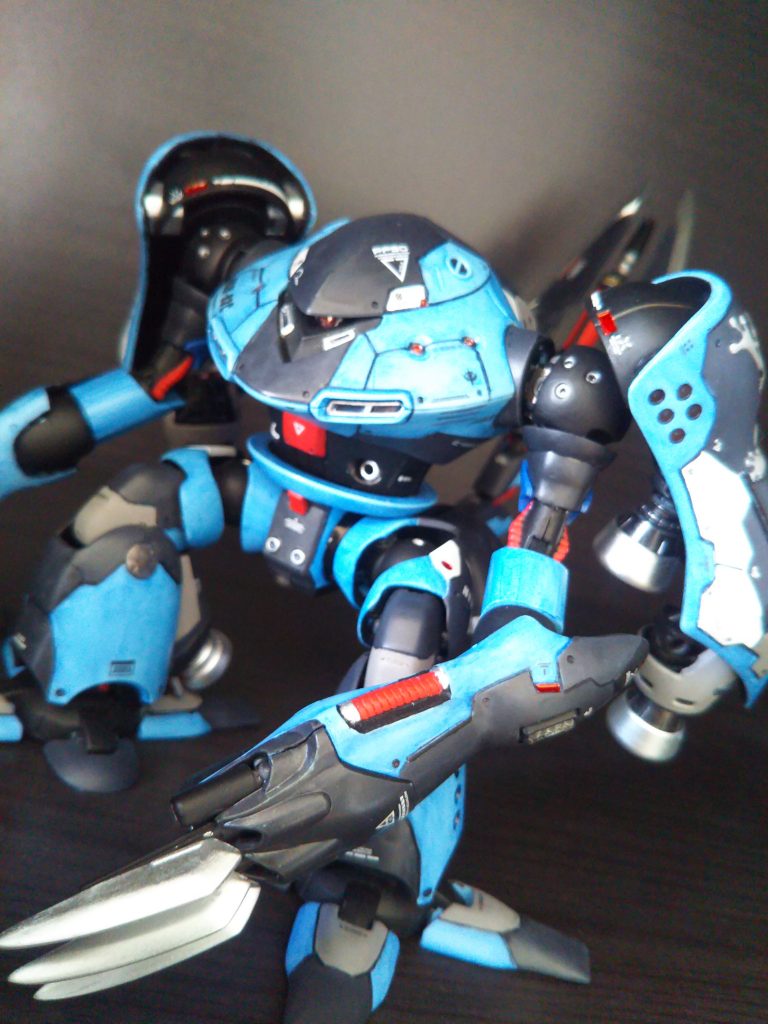 胴体部はスジボリと塗り分けのみですが、自分的には結構頑張りました😅腕部は多関節を無くし短く(それでも長いw)しました。クロー部は別パーツをはめ込み固定。親指?はビームキャノンの照準機に。肘周りの装甲は少し段差を付け塗り分け。追加装甲のようなイメージです。肩関節は別パーツに変更。接続部をくり貫き多少上下に可動するように。肩アーマーは別接続にし上下だけでなく前後にも可動出来るようにしました。中が丸見えなのでカバー付けましたw上部の突起は切り取り、腕部同様に段差を付け追加装甲風に。下部の突起はビルダーズパーツに変更。肩アーマー内部にはジャンクでバーニアを追加。スカスカの内部を多少意味あるものに変更しました😀アーマーというよりはバインダーですね。