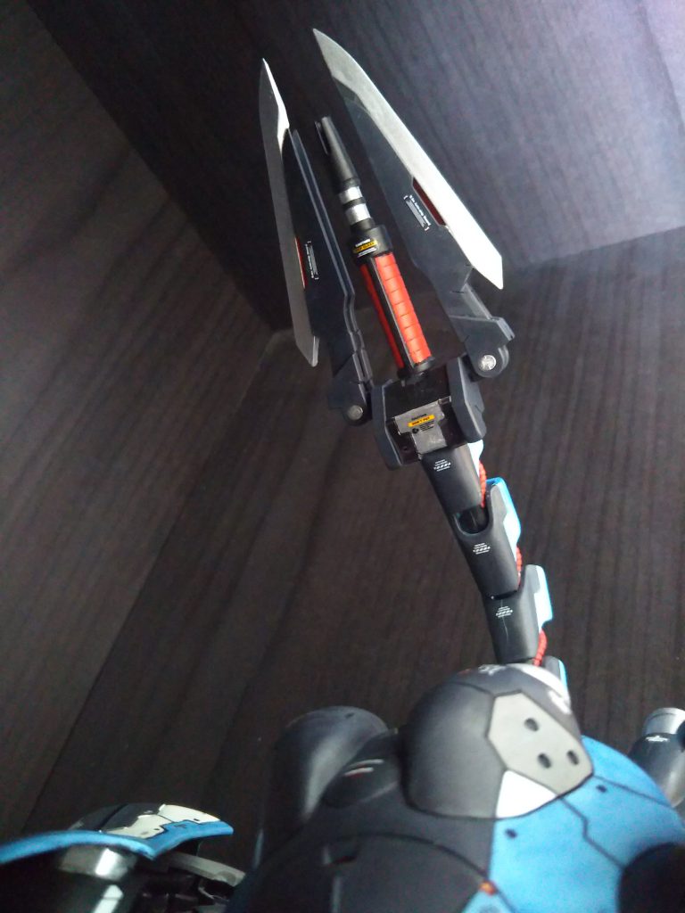 一番の変更点がこの尻尾!腕部のパーツを繋ぎ尻尾にしました😄先端は寿屋謹製のトライデントスピアとジャンクで作成。無理矢理くっつけたので完全に満足は出来てないです。現状の自分の技術の限界を実感…まぁとりあえず妄想に近い出来にはなりました😅