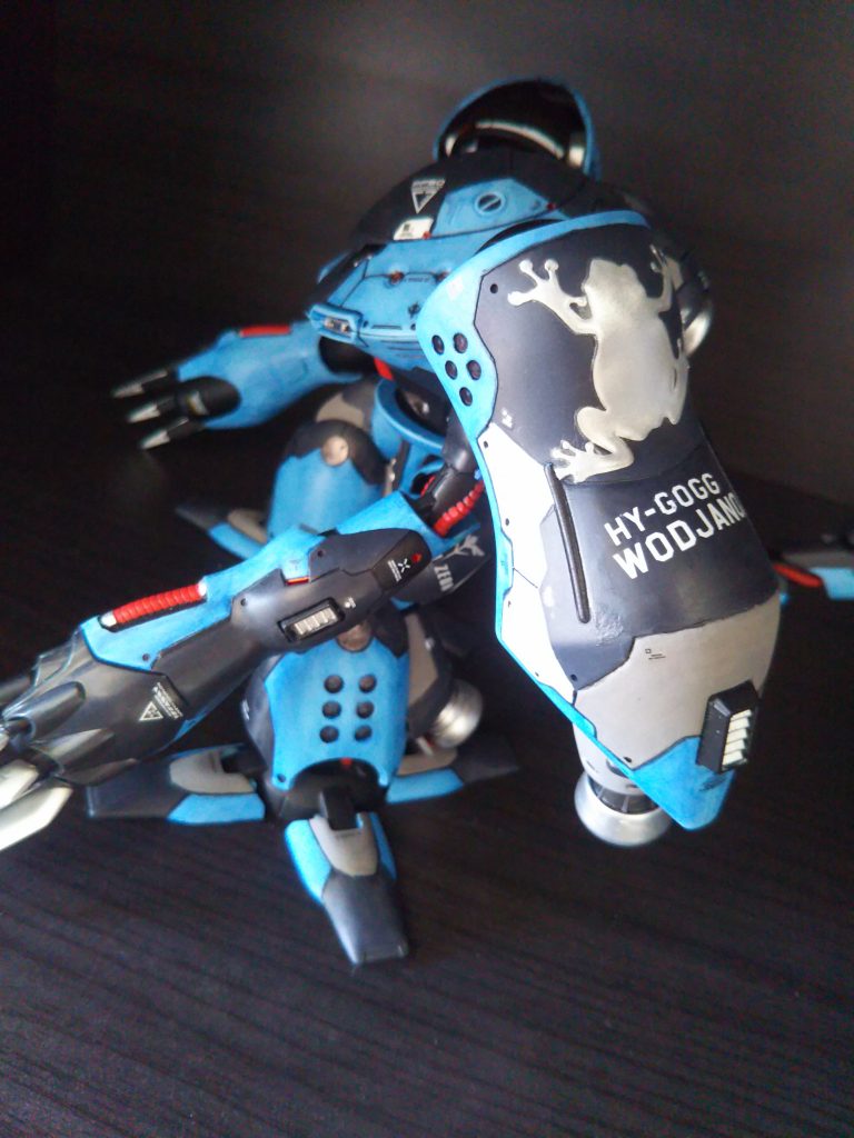 肩アーマーのカエルは蒔絵シールとデカールで機体名称を貼りました。前作もそうでしたが作品のイメージに添ったシールを探すのが一番大変かもしれない💦