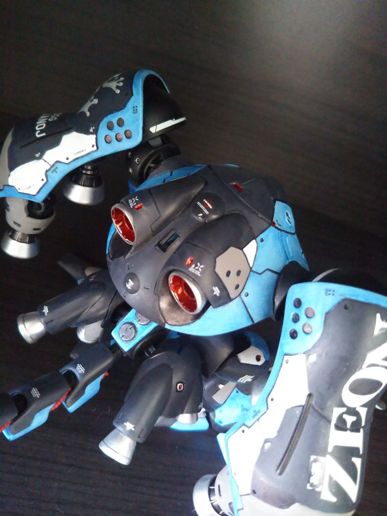 反対側は特大のZEONデカール。広い面積には大きいデカールが映える✨色んなデカールを買い漁りたくなる笑。