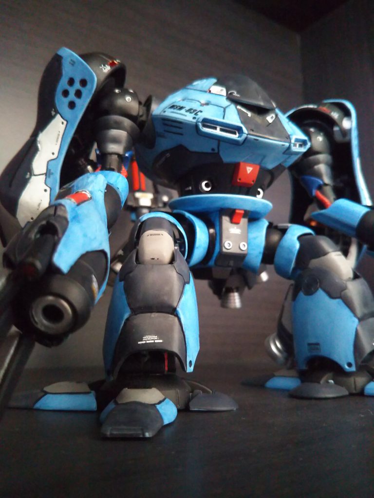 脚部。股を前後逆にしました。イメージ的にこのほうがしっくりきたので😅大きくいじりはせずスジボリの追加と塗り分けで、外装と内部フレームに見えるような雰囲気で塗り分けています。