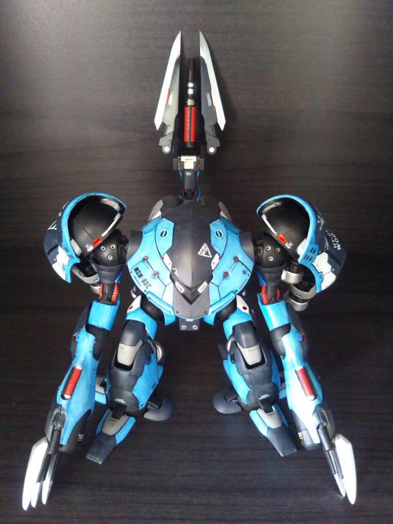 下、脳内設定です☺️大分長くなったのでご興味ありましたらご覧ください💦とある壮年のパイロットが一人、海沿いの崖の裏に空いた空洞内に作られたモビルスーツ格納庫に足を踏み入れる。「これは大尉。どうされました?」ひとりの整備員が男に声をかける。「ん?ああ。たまにはこいつの腹の内側だけでなく外面も眺めてやろうかと思ってな」男の視線の先には人型とは素直に言えないやたらと腕の長い異形のモビルスーツが一体置かれている。「はは~ん?さては大尉、暇してますね?」「…まあ、そんなとこだ」尻のポケットから煙草を取り出そうとして以前この整備員に「ハンガー内は禁煙です!引火でもしたらどうするつもりですか!」と、怒られたのを思いだしそしらぬ振りをする。整備員はその動きに気付いていたようだがそれには触れず自らの作業を再開する。整備員の回りには大小様々なコンテナが置かれており、中には性能の良さげな部品や巨大な銃器などが収められている。「大尉の乗機はいつも通り整備してありますよ。他の奴らと違って大尉はあまり傷を付けないでくれるから整備が楽で助かります」コンテナ内の物を確認して手元の端末に何かを入力しながら視線も向けずに整備員は話続ける。「臆病なだけだ。昔は出る度にボロボロにしてよく怒られたもんだ。それが身に付いちまったから傷を付けるのが恐くてなってな」「へぇー、大尉にもそんな頃があったんですね。てっきり昔から変わらないのかと」「馬鹿を言うな。誰だって若い頃は自らの理想と力量を履き違えてるものさ」「そんなもんなんですかね」もうすでにこの話に興味がないかのように整備員は手元の部品しか見ていない。その部品はあまり見覚えのない真新しさがある。「…ところで最近やたらと羽振りが良さそうだが、良いパトロンでも見つけたのか?」「こいつらですか?最近狩猟班の成果が上がってましてね、鶏…じゃなかった、赤鷹少尉が良い囮になってくれてるそうで襲撃の効率が良いらしいんですよ」「赤鷹?ああ、あいつか。あれこれいじってるときは何をしてるのやらと思ったが、なかなか良い機体が出来たらしいな」「…ええ。お陰様で良いパーツが手に入るようになったもんで、整備のやりがいがあるってもんですよ」「なるほどな。こいつもその恩恵に預かりたいもんだな」何気なく呟いたその言葉に整備員の目が光ったように感じた。「…大尉。良い改修プランがあるんですが、こいつを私にいじらせてみる気はありませんか?」「改修…?どういうことだ…」「いえね。こいつらって水中ではまだまだ連邦の最新鋭機にも負けず劣らずの性能だとは思うんですが、地上だとどうしても見劣りするじゃないですか。その問題点を改善するプランを思い付きましてね。良かったら大尉の愛機で試してみません?」整備員の目には怪しい光が輝いている。どうにも言ってはならない言葉を言ってしまったらしい。「いや、俺はこのままでも十分だが…」「十分?はっ、冗談ですよね。あんな素人が考えた機体に負けるなんて、大尉が許してもこの私が許しません!」「お前がやりたいだけじゃ…」「大尉!」「!?っ」「やるんですか?やらないんですか?私の準備はいつでも大丈夫ですからお気になさらず!」整備員が放つ圧はいつだか連邦のエースパイロットと接敵したときのようなプレッシャーを感じる気がする。決して否とは言えない雰囲気だ。「あ…あまり、際物にはしないでくれよ…」 「任せてくださいよ!最強で最高な機体にしあげてみせますから」◆◇◆◇──大尉!お待たせしました。ついに大尉の専用機が完成しました!」そこにはより人型らしさを失った乗機改め専用機だというモビルスーツが立っている。「おいおい。誰も専用機を作れとは言ってないぞ…」「まあまあ大尉。まずは説明を聞いてください。質問はそれから窺いますよ」「いや、質問とかではなくてな──「ではまず!腕部をご覧ください!ハイゴッグの特徴のひとつである多関節構造を思いきってオミットしました。そのおかけで動力パイプの安定性が向上し、内蔵のビームキャノンの出力が3割程上がっています。新たに照準機も付けましたので命中性も向上しています。また、動くわりに物を掴んだりは不得手だったクローを固定式に変更し、また出撃の度に交換は必要となりますが高分子セラミック製したことによってそのままでもどんな装甲でも切り裂き貫ける鋭さもありながら、高周波発生装置も組み込むことによって高熱を発生させ切断力を向上させることも出来ます!ヒートホークならぬヒートクローですね。尚、劣化は早まりますが水中で使用することによってその高熱で回りの水を一瞬で蒸発させ、水蒸気で目眩ましや船をひっくり返すとかも出来ます」「……はぁ」「次に肩アーマーは正直何のために付いてるか分かりませんでしたので、装甲を強化し胴体部を守るシールドとしての役割を強化しました。またその裏側に大型のバーニアを2基ずつ搭載し陸上での機動性を向上させています!実弾はもちろん多少のビーム兵器ではビクともしない…はずです」「はず?!」「そんな何でも防げるシールドなんてあるはずがないでしょう?そんなものあったら機体の修理なんて不要になりますよ」「そ、そうだな…」「さあどんどんいきますよ!次に脚部ですが陸上ではどうしても移動速度が落ちてしまうのをどうにか改善しようと考えて思い付いた画期的なアイデアを見事に実現しました!歩くのが遅いのなら跳んでしまえと!」「と、跳ぶ?!」「ええ。構造は至ってシンプル、背面に10基、肩アーマー内に計4基、増設したバーニアを瞬間的に一斉に噴射することによって高く跳ぶだけです。こうカエルみたいにピョーンと」「………」「ああ!もちろん安心してください。コクピット回りのサスペンションを増やしてありますので操縦席への負担は軽微です。もちろん耐G機能も完備です。脚部にも衝撃吸収のための改修はバッチリ仕込んであります。外からはまったく見えませんけどね」「最後にもう目立ちまくりの一番の変更点、取り外した腕部の関節を利用して開発した新兵器!その名も