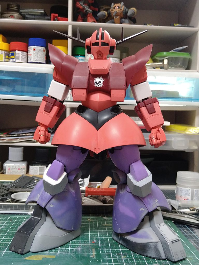 パテ類を出来る限り使用しない方向で工作しました。ヒザアーマーはエポキシパテで形状出しをしました。