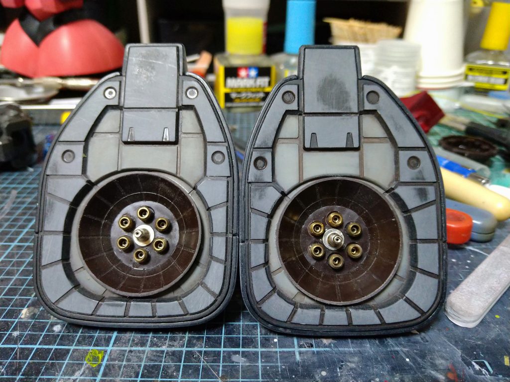 足裏のバーニアは、ジオングのメインバーニアを移植。