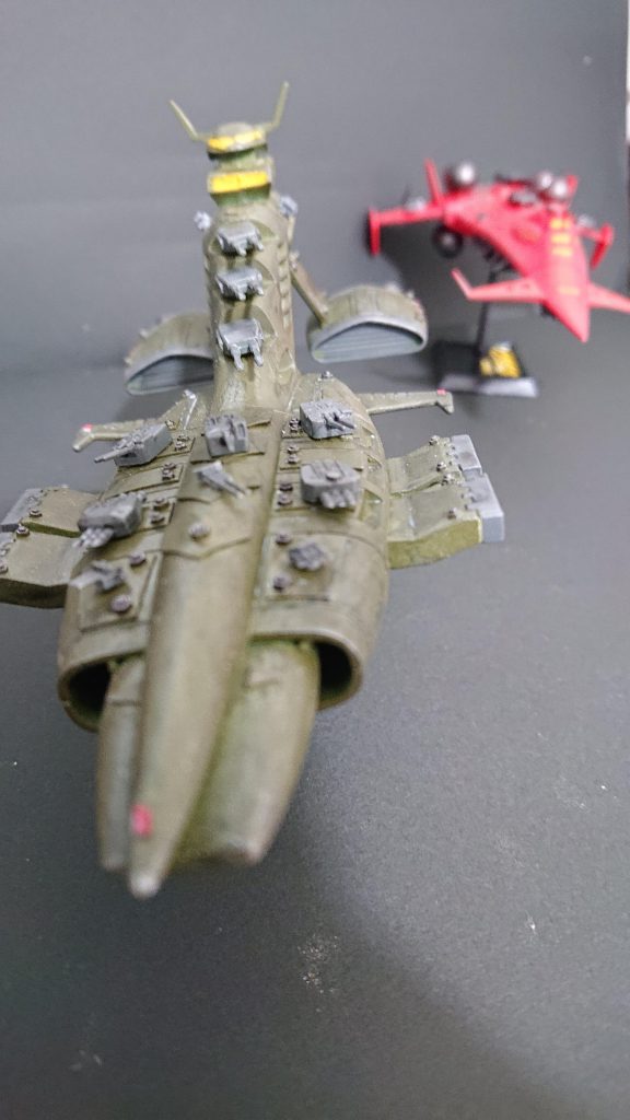 部屋の電気をつけて撮影。パテ使って合わない合わせめ消しやりました。それでも全ては消せず、ブリッジも何か歪んでますね(笑)。この手間が楽しかった。当分、旧キット製作続きそうです。