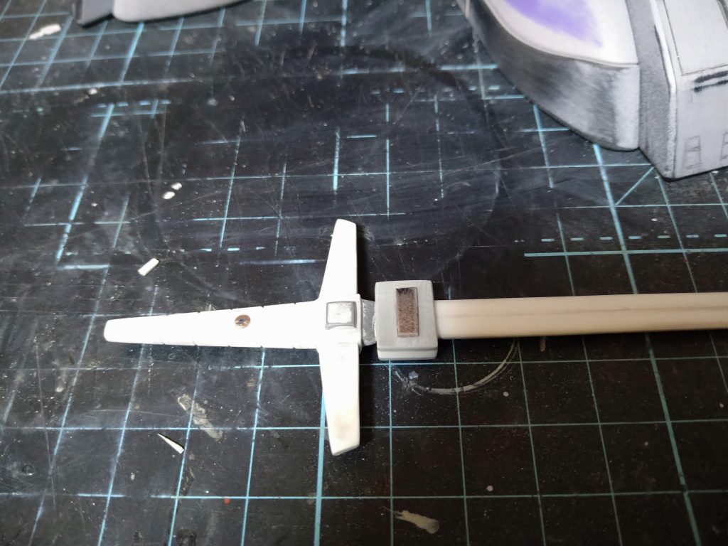 剣にはネオジム磁石を仕込みしっかり持てるようにしました。