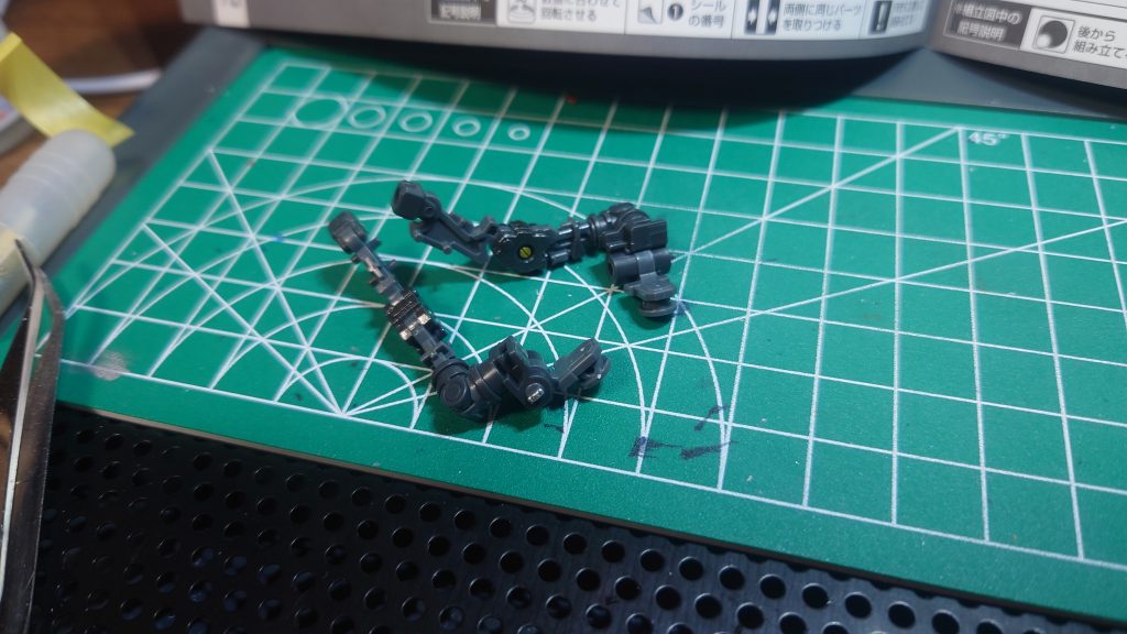 関節は見える部分だけ塗装しました。破損を、気にして、プライマー吹いてからにしています。