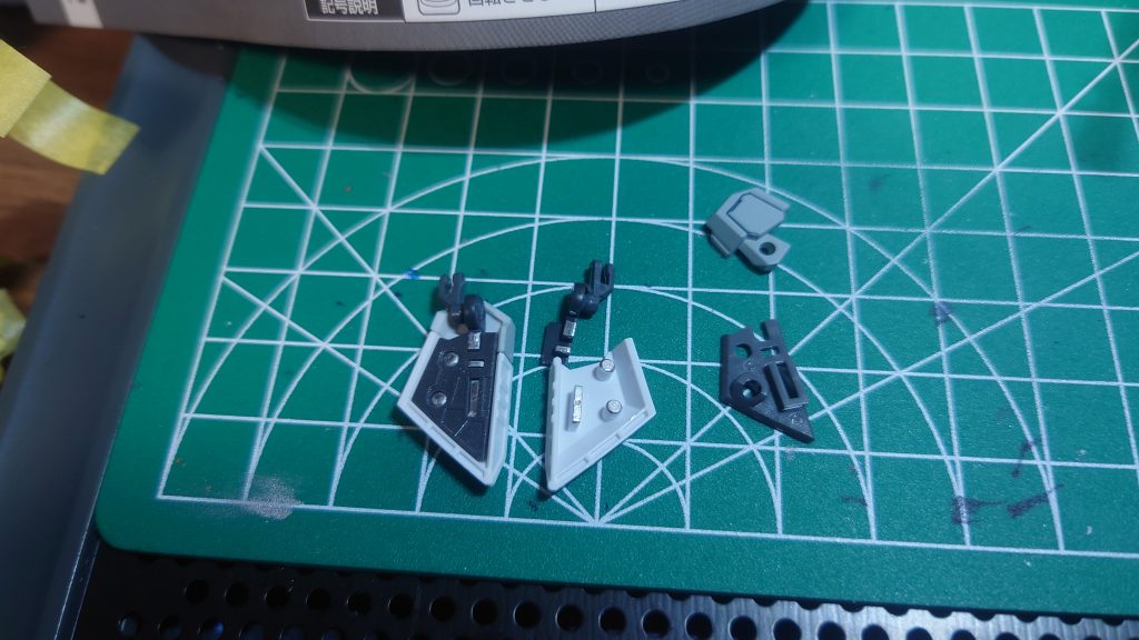 といいつつ、こういう部分は好みで塗装。シールドはこれのおかげで良いアクセントになったかな?