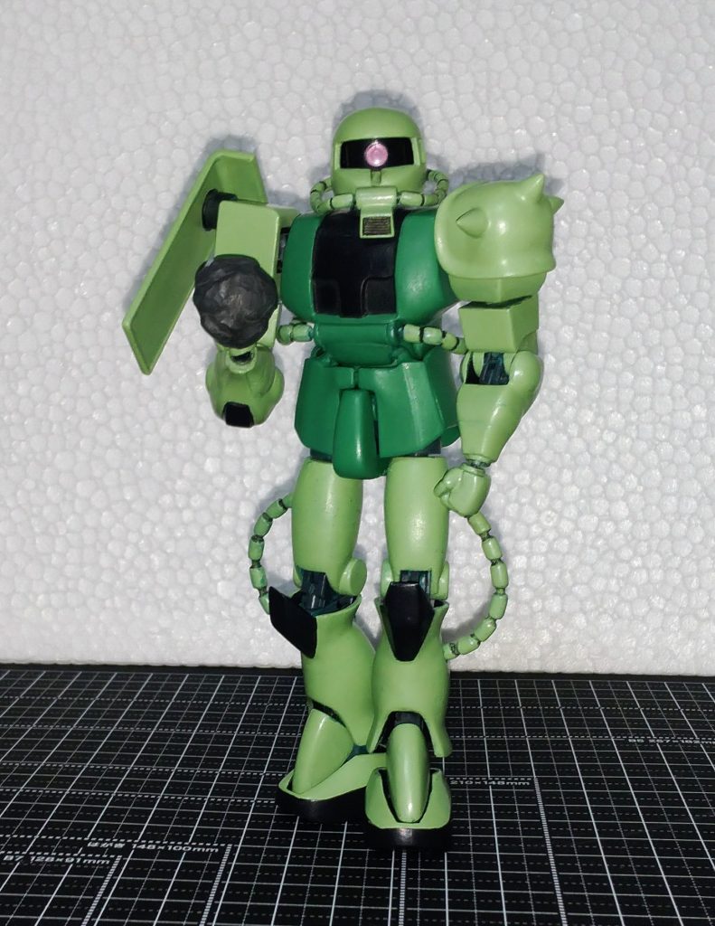 〜バンダイ製品を遊び倒す〜バンダイへの挑戦状と題して、今年公開される劇場版映画のククルス・ドアンの島に触発されて製作してみました。劇場版に合わせてバンダイよりHGオリジン版のドアンザクが発売される事と思いますが、作画崩壊のアニメ版は流石に発売はないと思うので、旧キットの雰囲気を活かしてキット（プラスチック部）の各パーツを幅詰、延長、削り込み、パテ加工等でドアンザクになるように改造して製作してみました。パーツ内部は必要に応じて削り取り、関節パーツを内蔵させています。パーツの固定は瞬間と、秘伝の粉末による接着とネジの機械式固定で強固な造りとしています。この為、外装になるプラパーツは接着面積を増やす加工等も施しています。右手の岩と右肩のシールドはネオジム磁石にて着脱式としています。