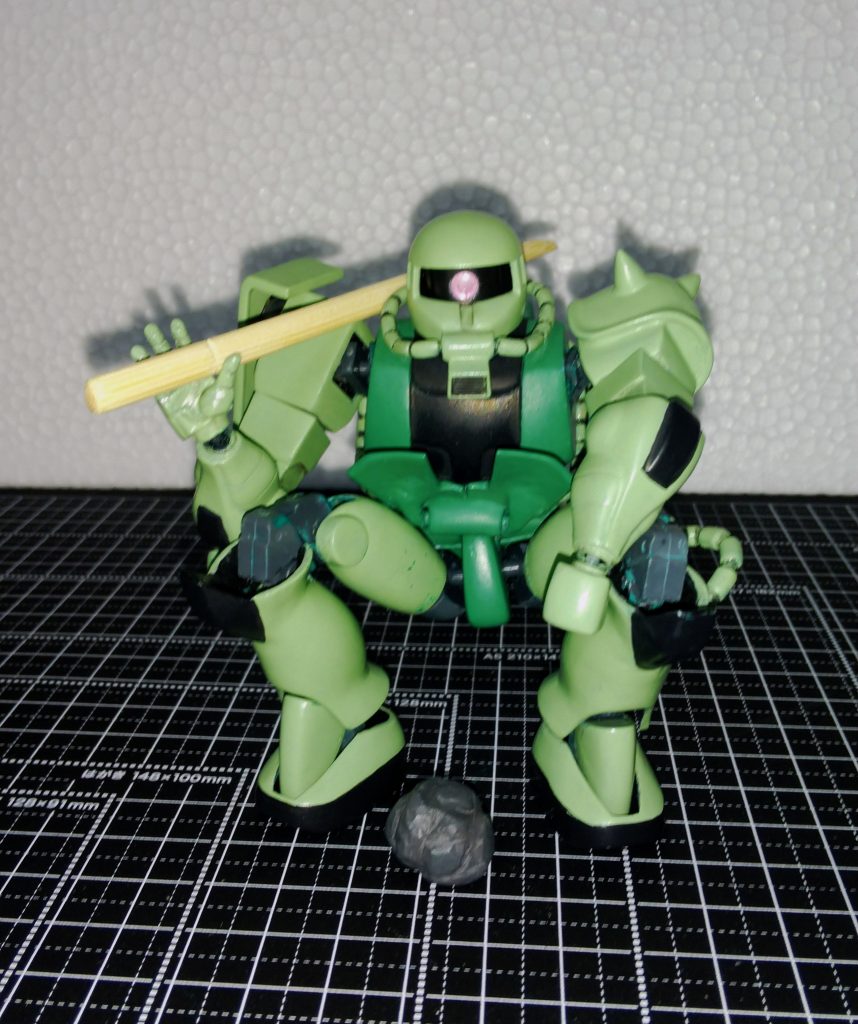 有名VTuber○い○ん総長の決めポーズもこなします。（笑）関節は基本的にROBOT魂シャイニングガンダムの関節をそのまま移植（場所によりパーツ組換等有り）してフルアクション化しています。ほぼそのまま移植ですが、ザクに合わせて更に可動域を増やす為に市販の関節パーツを追加工している箇所も有ります。