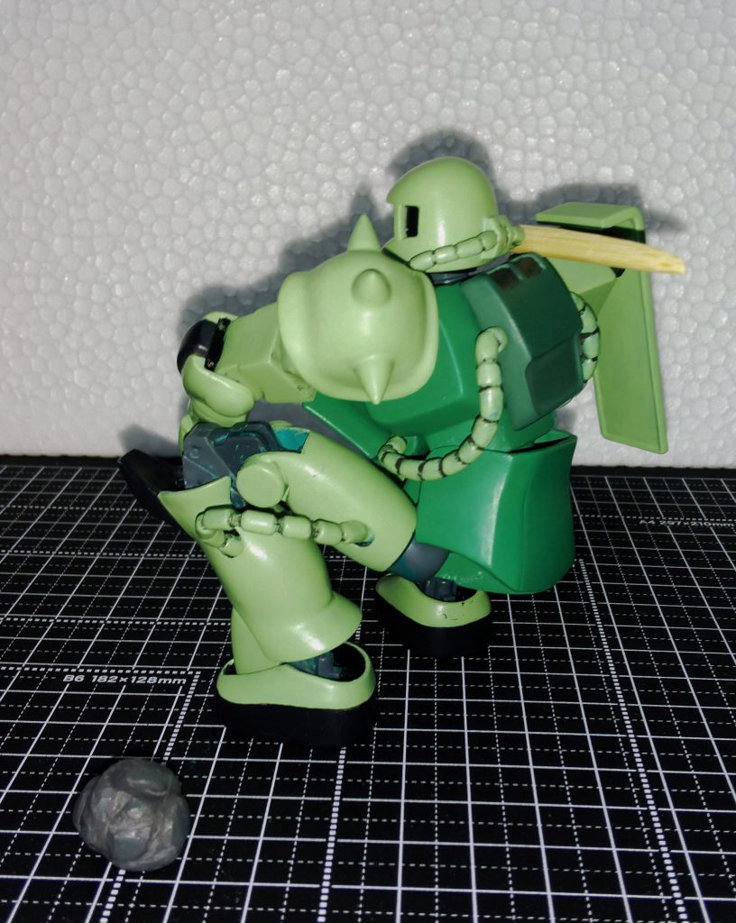 後ろ側のショットこの画像を見て?と感じる違和感が有ると思います。本来なら、もっと前屈して無いと倒れてしまう所ですが、足裏に5mm鉄球を片足だけで5個、合計10個内蔵している為、この姿勢でもヤンキー（ウンコ座り）座りが可能です。エポキシパテ等も使用している為、手にした感じはROBOT魂と言うよりはズシリと重い超合金風です。