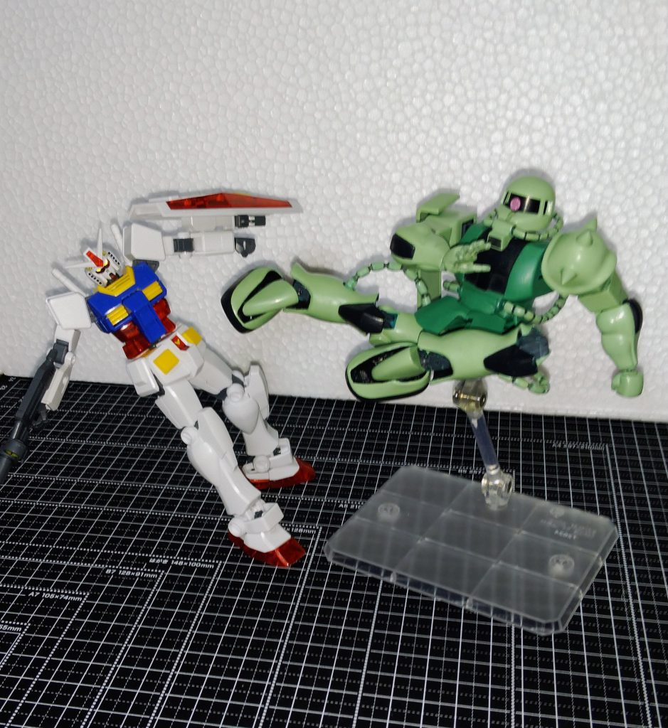 ヤフーオークションに掲載の画像もUPしておきます。魂ステージ（展示ベース）使用でライダーキックも出来ます。ガンダムくんをライダーキックでしばくの巻。（笑）