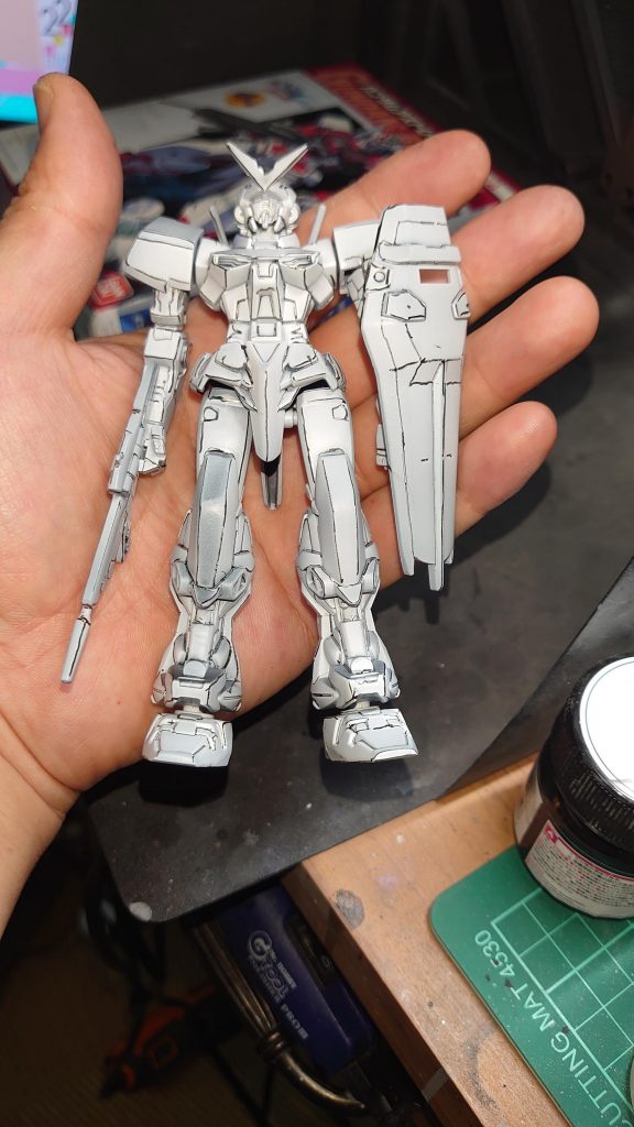 エッジに黒線を入れてみたところですここから地獄のトライ&エラーが始まりますwさらにここから脚部を全て塗装し直しましたw