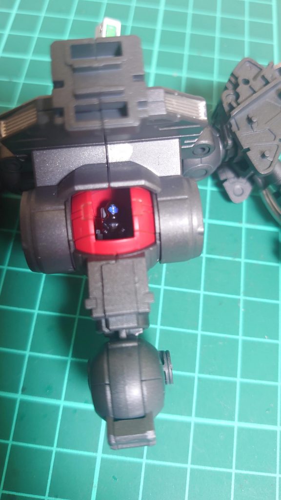 コクピット内部のパイロットさんが誰なのかは良く知りませんが、丁寧に筆塗り塗装。完成後はあまり見えないんですけどね。塗るのは楽しい。