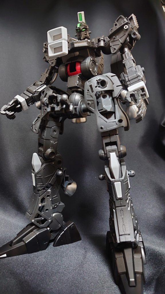 内部フレームは黒鉄色(ク)をつや消し(ガ)、モノアイは蛍光グリーンで塗装。MGなので内部フレームもしっかり塗装。見えないオシャレ的な。