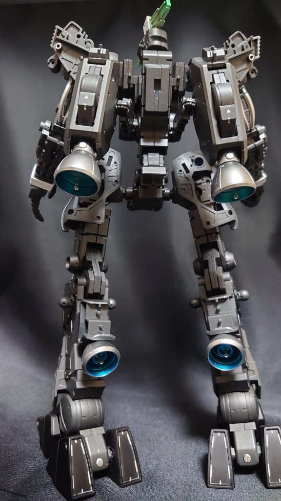 背面スラスター内部はクリアーブルーで塗装。ディテールアップのため、いつものように内部にICソケットピンを追加。