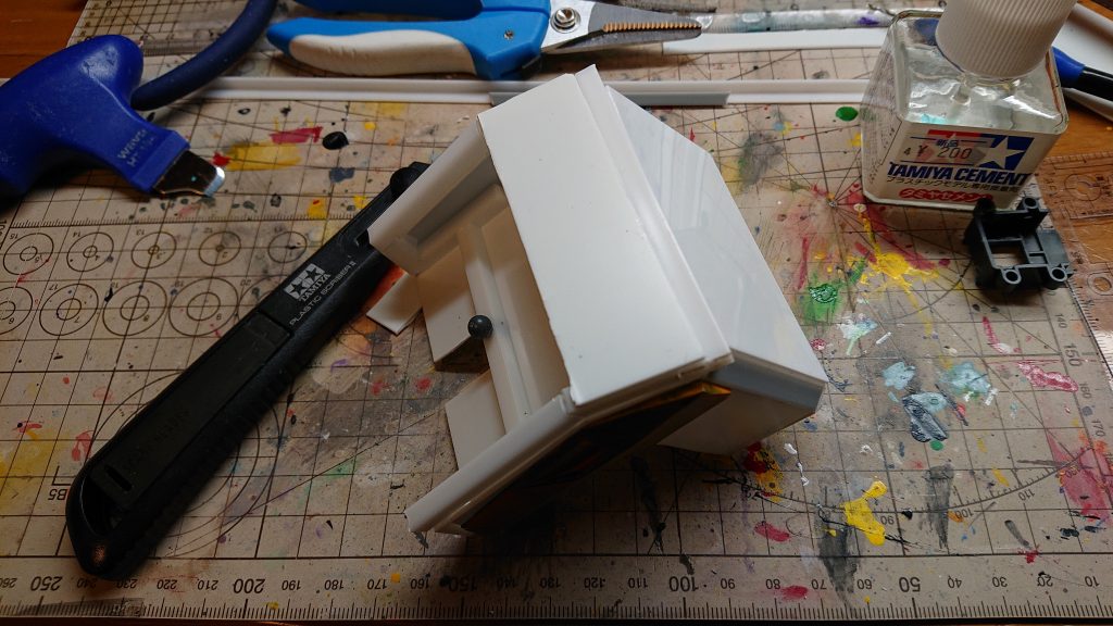 ヘルメットの製作はとにかく切って、貼って、くっ付けての繰り返し設計図なしで形にしましたとはいえ完璧に原作通りにはいきませんでしたが作業してて楽しかったです