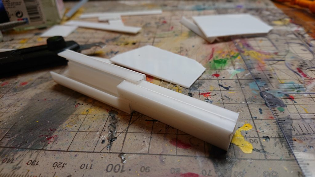 アームは4本のプラ棒を接着して伸縮ギミックを出来るようにL字型のプラ棒で囲って製作今回の製作で部屋にあったプラ板とプラ棒はほとんど消費しました初めてプラ板とプラ棒でスクラッチをしましたがこれ程材料を消耗するとは思っていませんでしたしかし材料不足にならずどうにか形にすることが出来ましたまだ歪な部分があるけど・・・・・今後作業しながら改善していきます!!